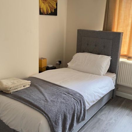 Contractor'S Haven- 4-Bedroom House With Free Parking, Super Fast Wifi, Fran Properties In Aylesbury, Pets Are Welcome! Aylesbury  Esterno foto
