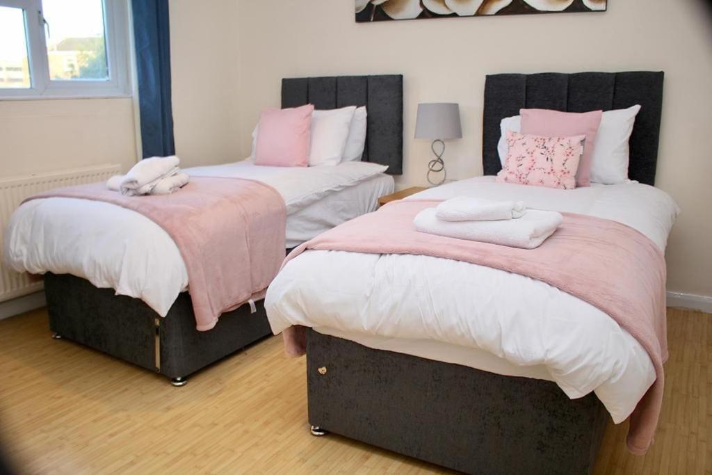 Contractor'S Haven- 4-Bedroom House With Free Parking, Super Fast Wifi, Fran Properties In Aylesbury, Pets Are Welcome! Aylesbury  Esterno foto