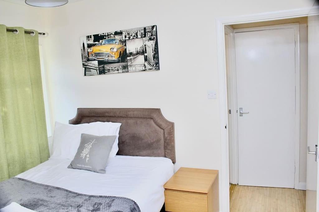 Contractor'S Haven- 4-Bedroom House With Free Parking, Super Fast Wifi, Fran Properties In Aylesbury, Pets Are Welcome! Aylesbury  Esterno foto