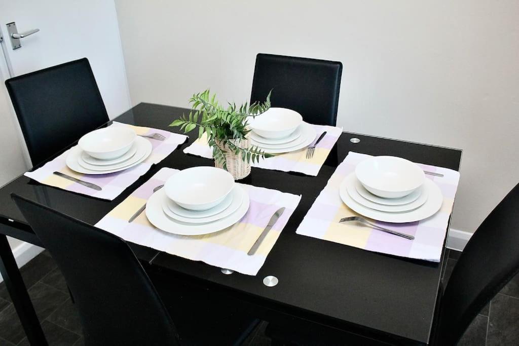 Contractor'S Haven- 4-Bedroom House With Free Parking, Super Fast Wifi, Fran Properties In Aylesbury, Pets Are Welcome! Aylesbury  Esterno foto